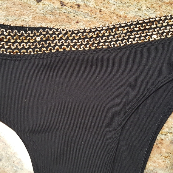 Black bikini - Picture 3 of 4